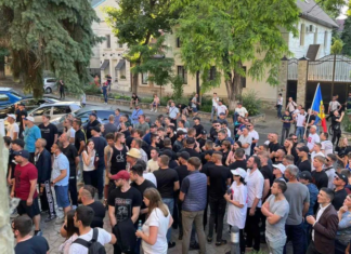 Артисты улетели, власть осталась