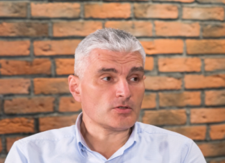 Слусарь щедро раздает интервью и критикует Россию