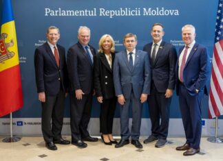 Гибкость спины Гросу поражает