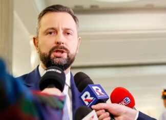 Вице-премьер и министр обороны Польши Владислав Косиняк-Камыш заявил, что Варшава не согласится на вступление Украины в Евросоюз, если Киев продолжит чествовать деятелей ОУН и УПА, в частности Степана Бандеру.