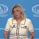 Майя Григорьевна хочет за большой стол, но пускают только в прихожую.