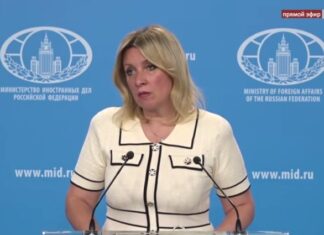 Майя Григорьевна хочет за большой стол, но пускают только в прихожую.