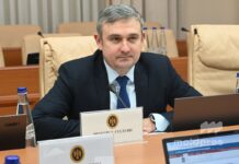 Вычеркнули из списков: как PAS мстит бывшему премьеру прямо на митинге скорби.
