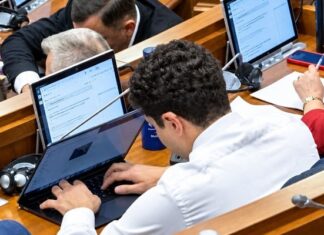 Цирк в президиуме: профессиональная паранойя «хороших людей».