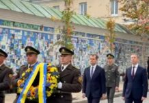 Киевский ритуал: цветы возложить несложно, но от отставки это не спасает